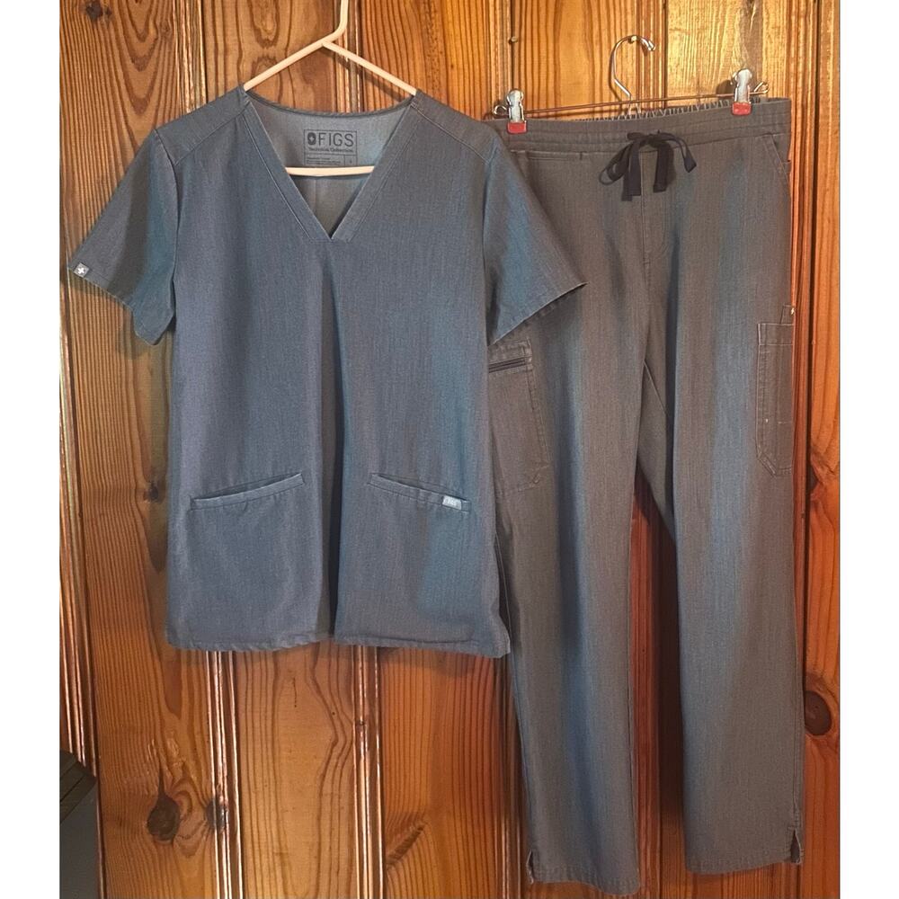 FIGS Technical Collection full set of scrubs gray cargo vneck women’s small